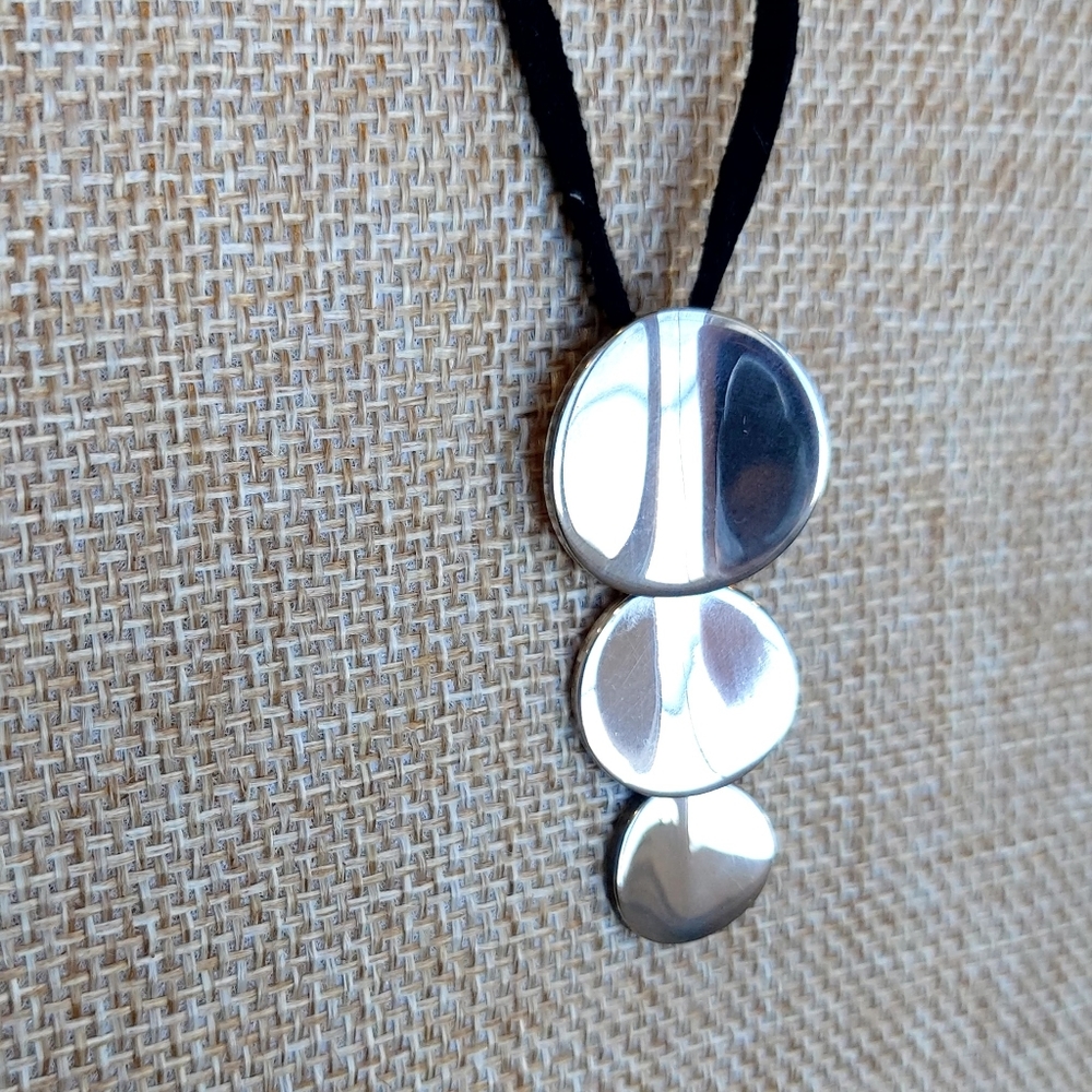 Velvet string and silver pendant